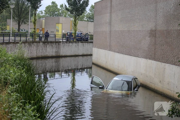 Auto te water geraakt