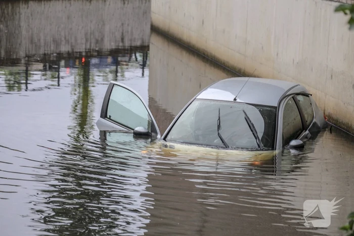 Auto te water geraakt