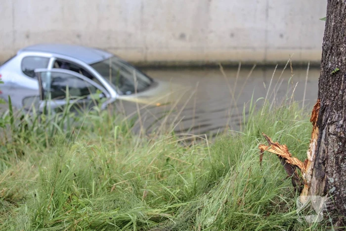 Auto te water geraakt
