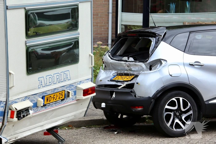 Auto rijdt in op caravan en beschadigd meerdere auto's