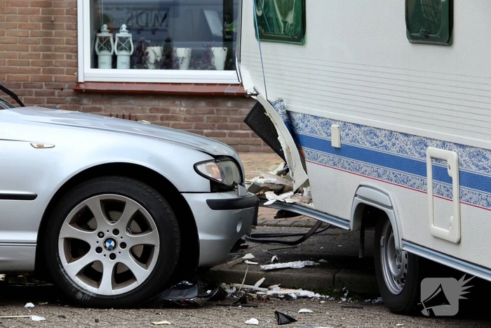 Auto rijdt in op caravan en beschadigd meerdere auto's