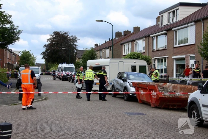Auto rijdt in op caravan en beschadigd meerdere auto's