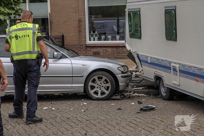 Auto rijdt in op caravan en beschadigd meerdere auto's