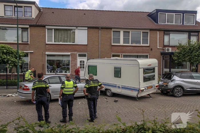 Auto rijdt in op caravan en beschadigd meerdere auto's