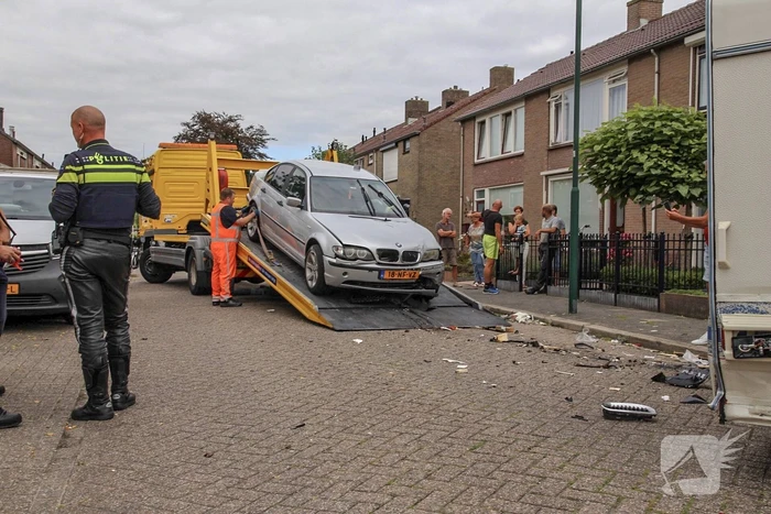 Auto rijdt in op caravan en beschadigd meerdere auto's