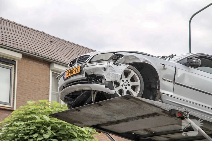 Auto rijdt in op caravan en beschadigd meerdere auto's