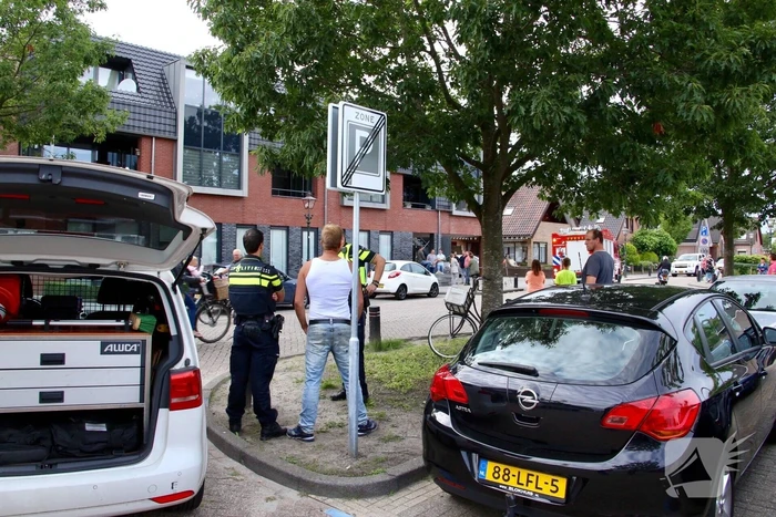 Bewoner gered door pan op het vuur