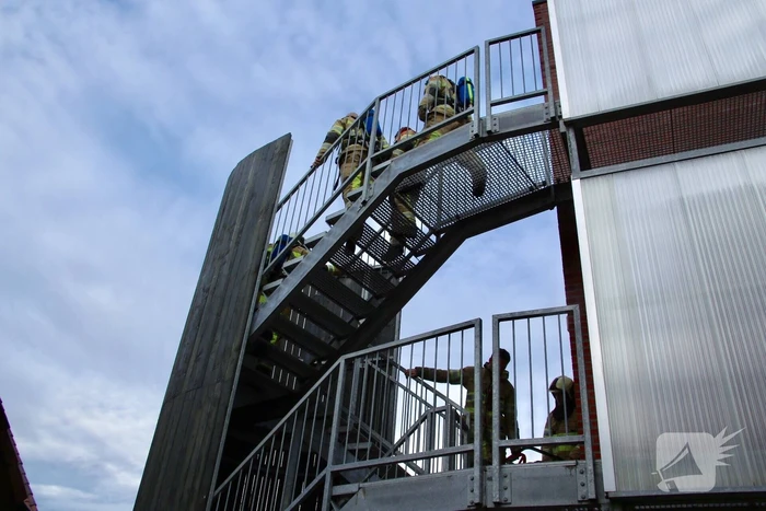 Bewoner gered door pan op het vuur