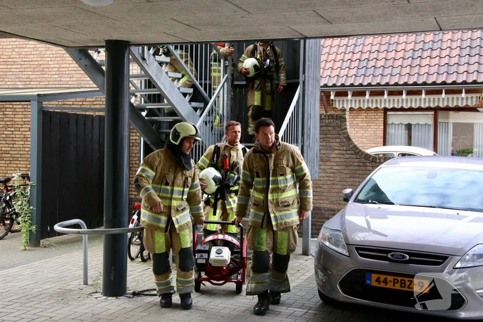 Bewoner gered door pan op het vuur