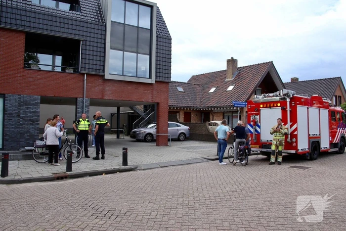 Bewoner gered door pan op het vuur