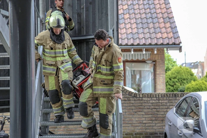 Bewoner gered door pan op het vuur