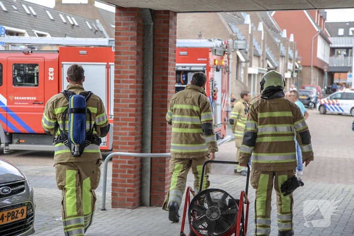 Bewoner gered door pan op het vuur