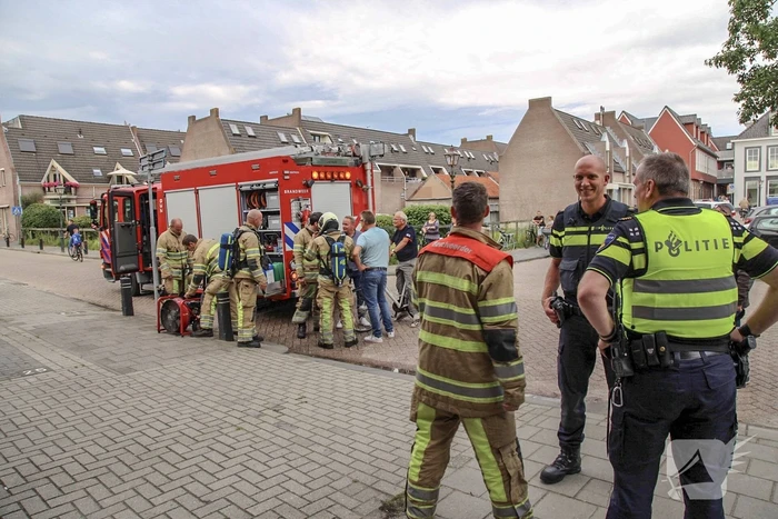 Bewoner gered door pan op het vuur