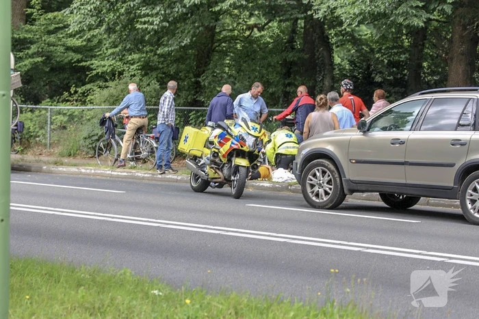 Wielrenner botst achterop voorganger en valt