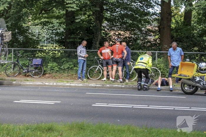 Wielrenner botst achterop voorganger en valt