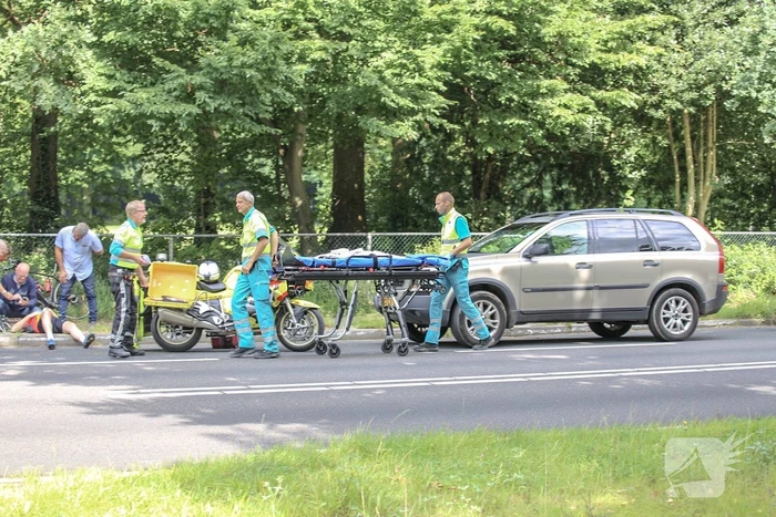 Wielrenner botst achterop voorganger en valt