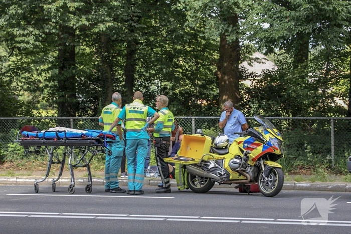 Wielrenner botst achterop voorganger en valt
