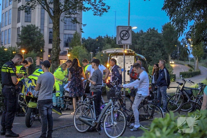 Twee fietsers botsen op elkaar