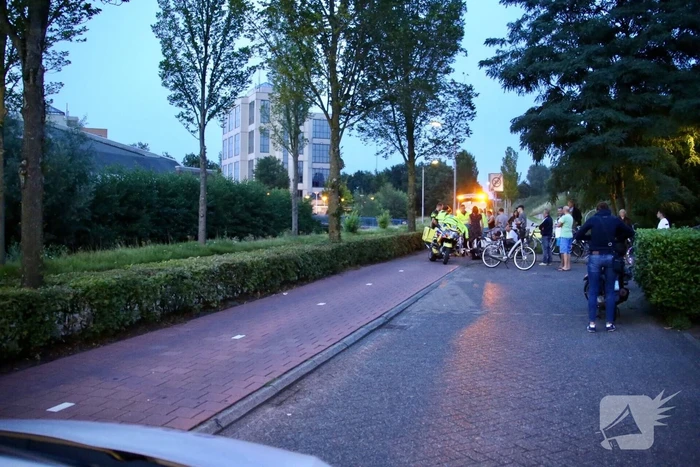 Twee fietsers botsen op elkaar