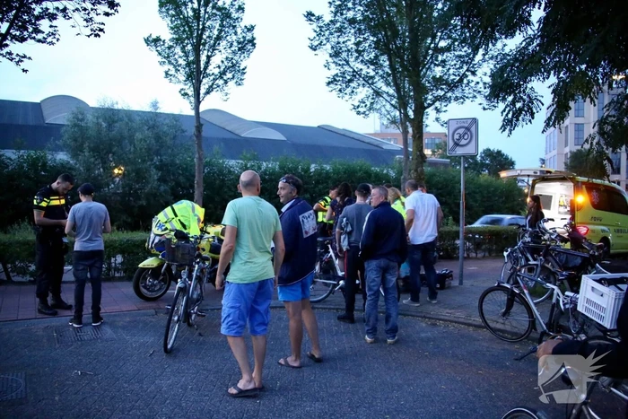 Twee fietsers botsen op elkaar