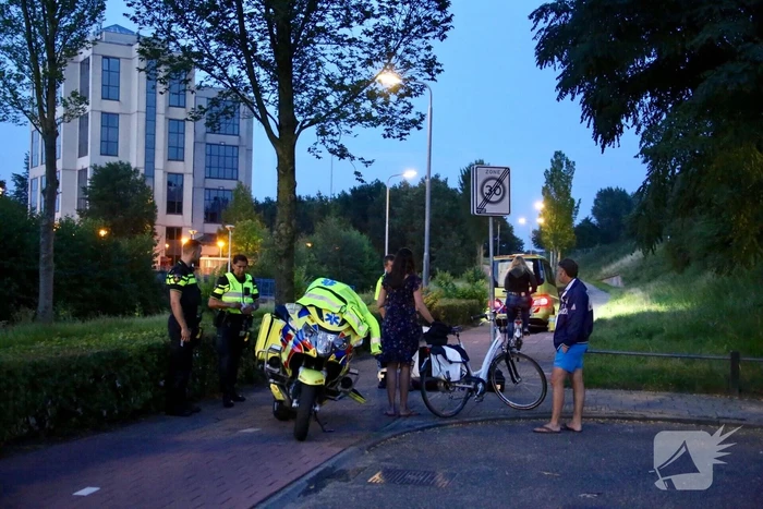 Twee fietsers botsen op elkaar