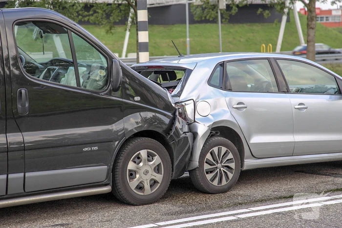 Flinke crash bij kop-staartbotsing
