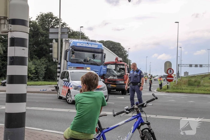 Flinke ravage na crash met vrachtwagens