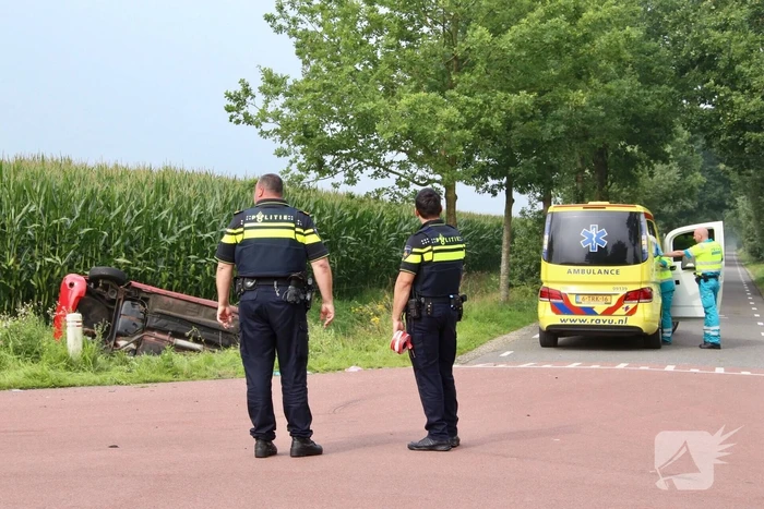 Bestelbus en auto botsen op kruising