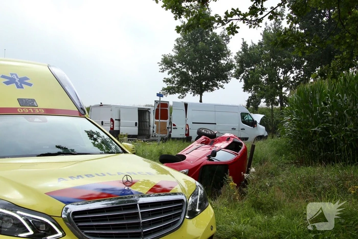 Bestelbus en auto botsen op kruising