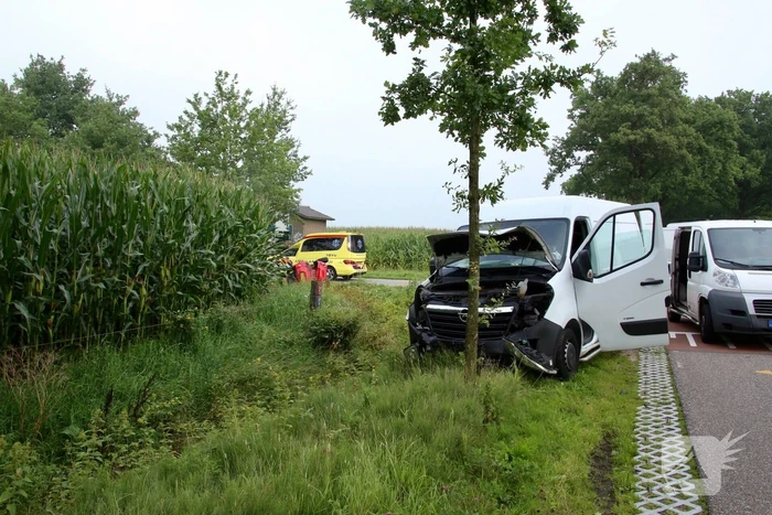 Bestelbus en auto botsen op kruising