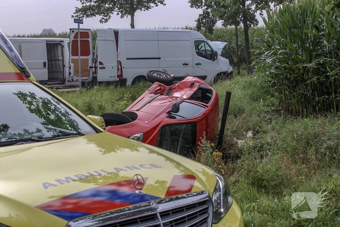 Bestelbus en auto botsen op kruising