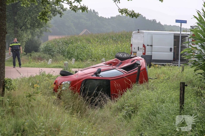 Bestelbus en auto botsen op kruising