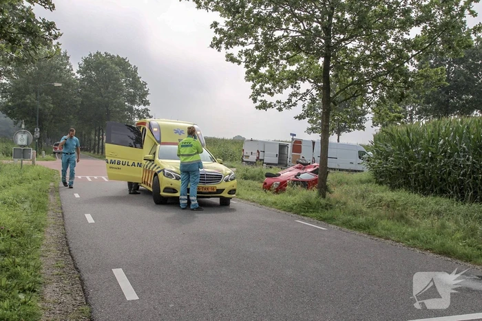 Bestelbus en auto botsen op kruising