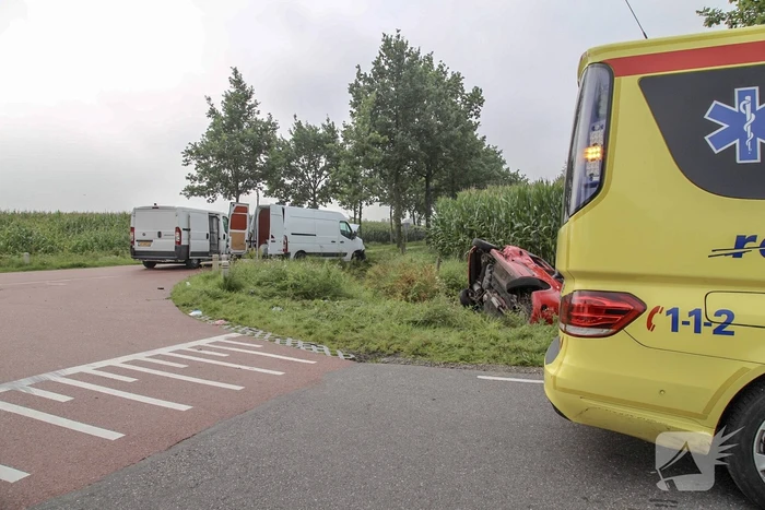 Bestelbus en auto botsen op kruising