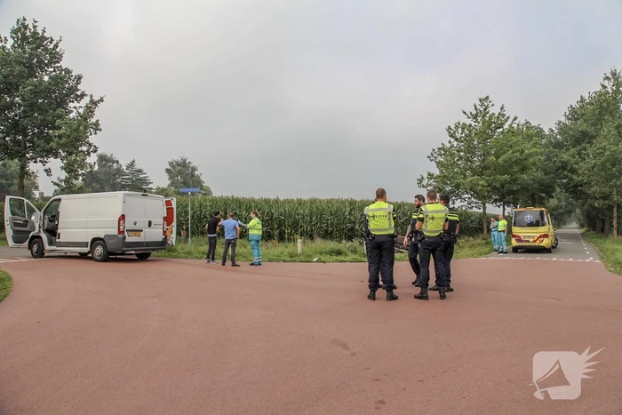 Bestelbus en auto botsen op kruising