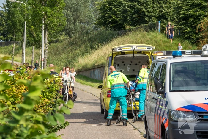 Kindje slaat over de kop tijdens het fietsen
