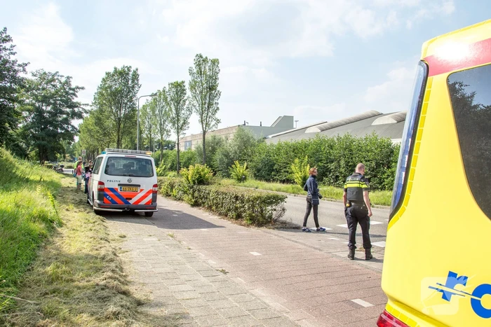 Kindje slaat over de kop tijdens het fietsen