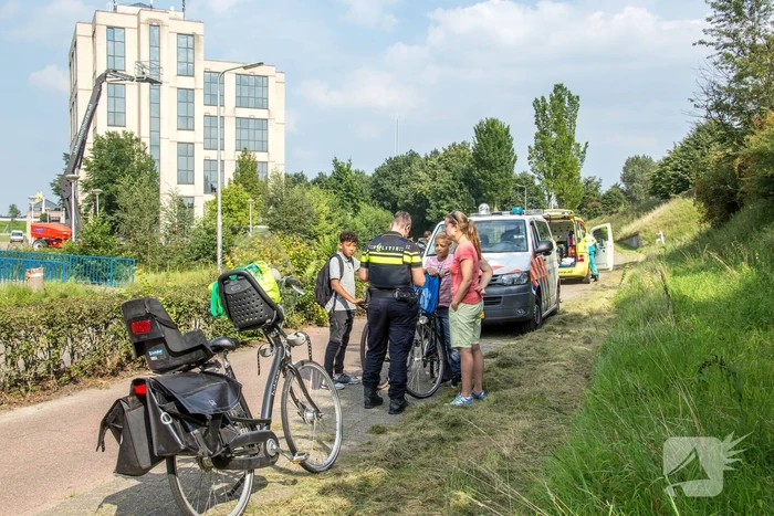 Kindje slaat over de kop tijdens het fietsen