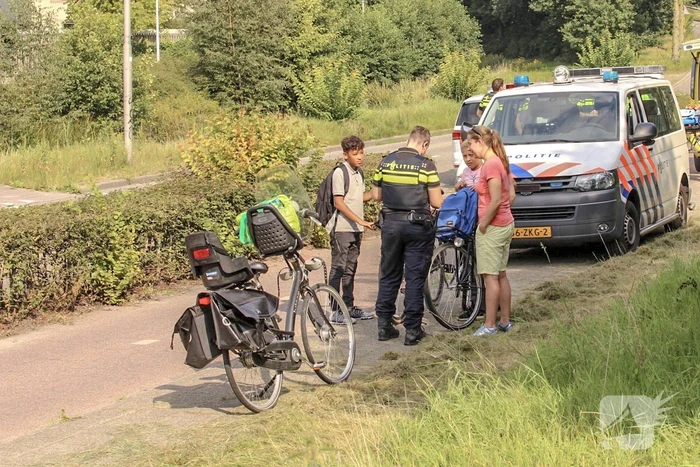 Kindje slaat over de kop tijdens het fietsen
