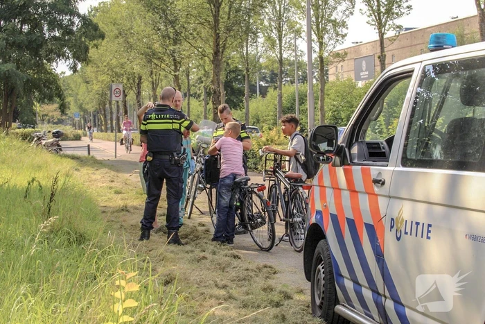 Kindje slaat over de kop tijdens het fietsen