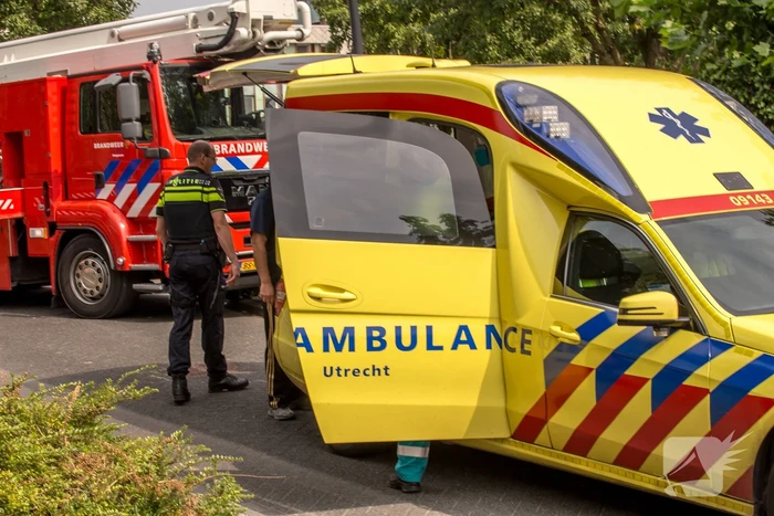 Steiger valt om schilder belandt in water