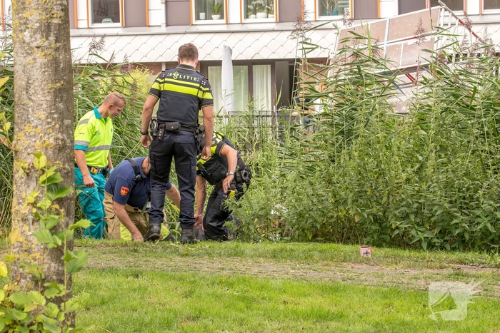 Steiger valt om schilder belandt in water