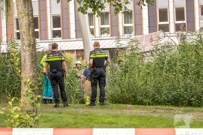 Steiger valt om schilder belandt in water