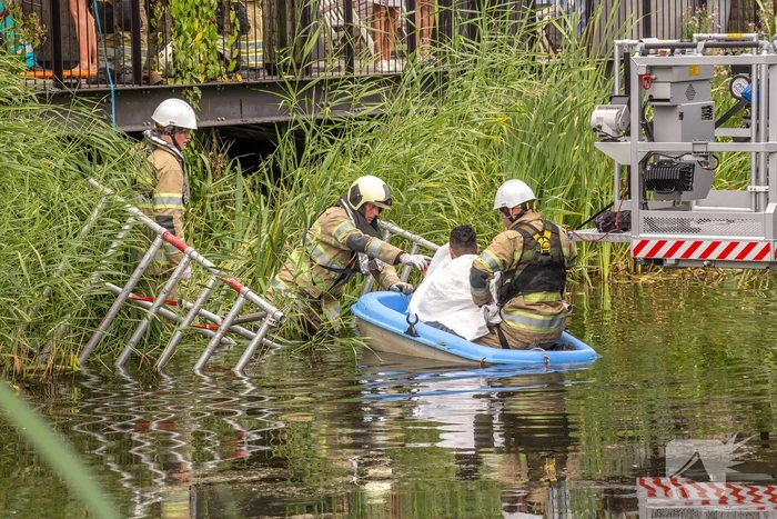 Steiger valt om schilder belandt in water