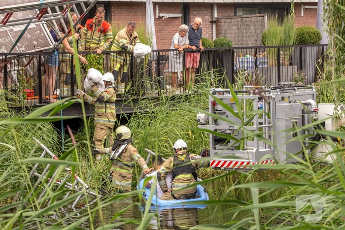 Steiger valt om schilder belandt in water