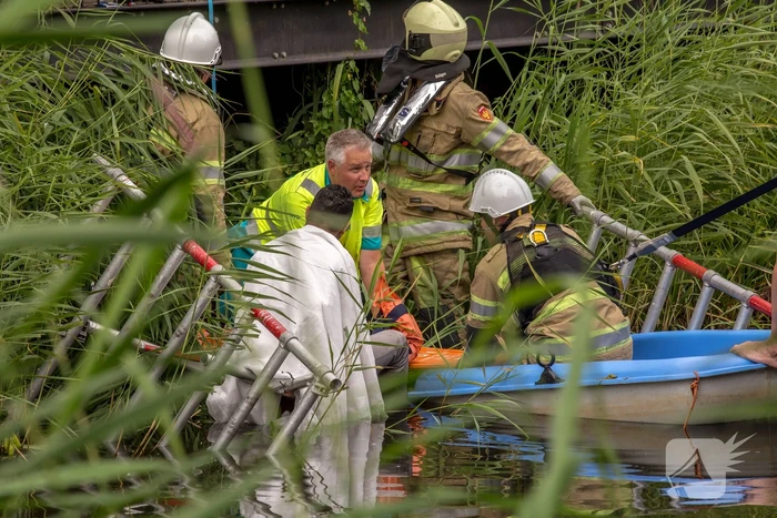 Steiger valt om schilder belandt in water