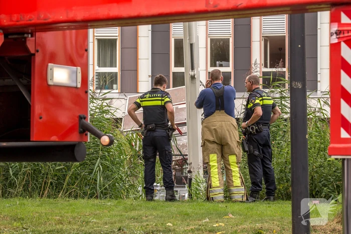 Steiger valt om schilder belandt in water