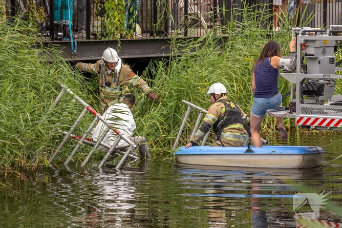 Steiger valt om schilder belandt in water