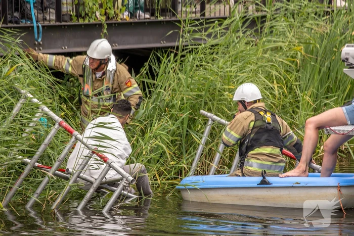 Steiger valt om schilder belandt in water