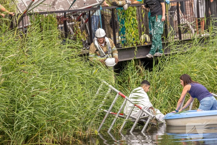 Steiger valt om schilder belandt in water